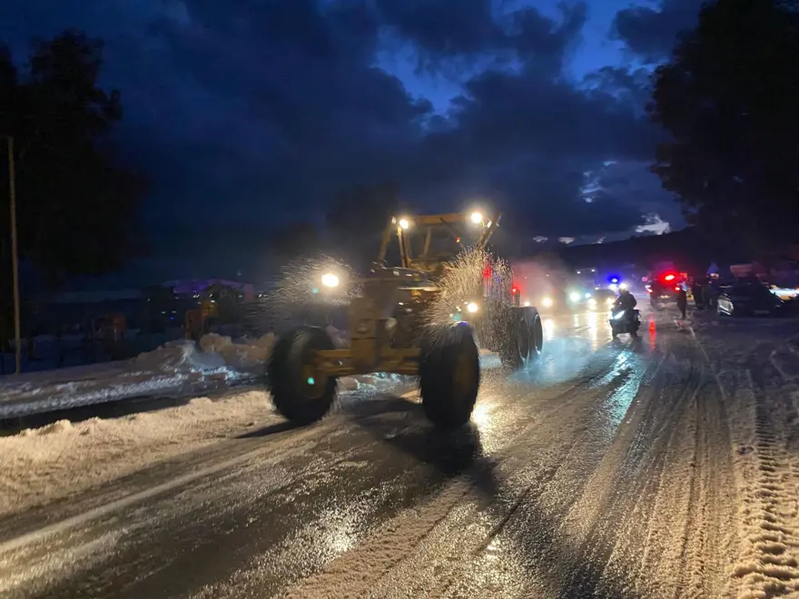 Antalya'da sel ve dolu: Yollar kapandı, sahiller çamur rengine döndü 20