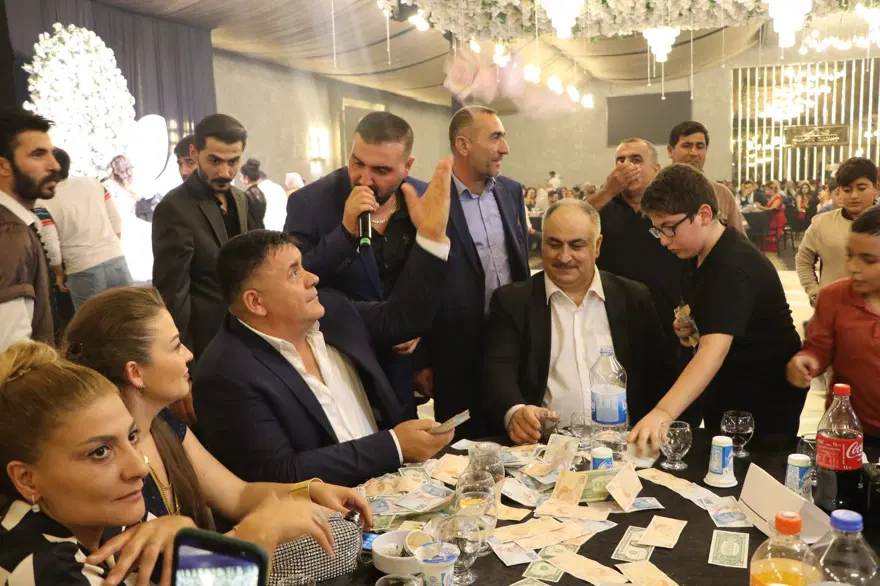Düğünde dolarlar havada uçuştu: Geline 7 kilo altın takıldı 9