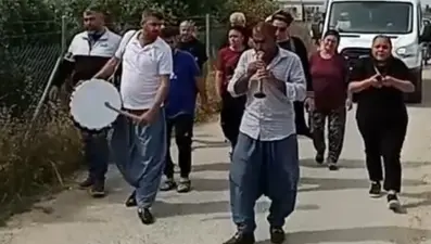 Trafik kazasında öldü, davul zurna ile toprağa verildi