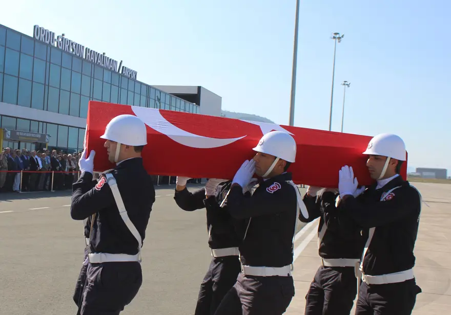 DAEŞ roketinin patlaması sonucu şehit olan polis son yolculuğuna uğurlandı 5
