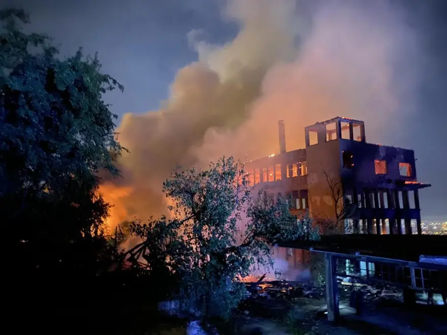 Bursa'da tarihi fabrikada korkutan yangın 2 Bursa'da tarihi fabrikada korkutan yangın 2