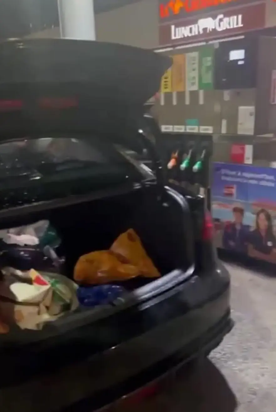 Tatilden dönen adam arabasının bagajını açınca hayatının şokunu yaşadı! Tatilden dönen adam arabasının bagajını açınca hayatının şokunu yaşadı!