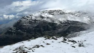 Hava soğudu, gece kar yağdı: Beyaz örtüyle kaplandı