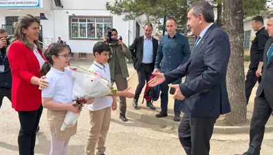Sınıf başkanı sözünü tuttu! Bakan Tekin'den okula ziyaret