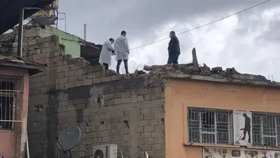 Deprem felaketinin 286’ncı gününde yıkılan duvarın altındaceset bulundu