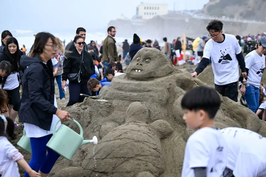 Binlerce kişi kumdan kale için buluştu 1