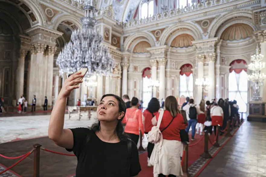 Dolmabahçe Sarayı'na Cumhuriyet'in 100. yılında ziyaretçi akını 13 Dolmabahçe Sarayı'na Cumhuriyet'in 100. yılında ziyaretçi akını 13