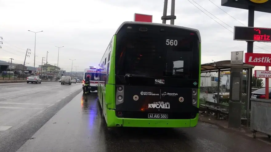 D-100’deTIR, belediye otobüsüne çarptı: 9 yaralı 