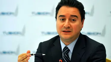 Babacan: Sisli havada araba kullanıyoruz