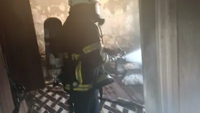 Müstakil ev alevlere teslim oldu