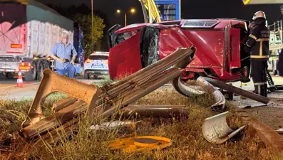 Akaryakıt istasyonuna dalan otomobil takla attı: 1'i ağır 2 yaralı