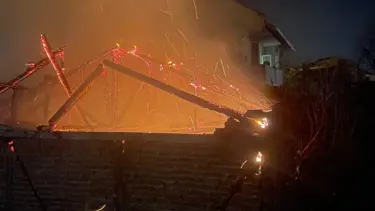 Bursa'da iki katlı bina alevlere teslim oldu