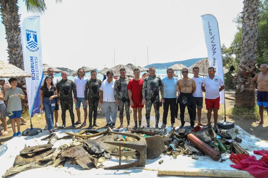 Hepsi denizin dibinden çıkarıldı! 219 kilogram atık 8