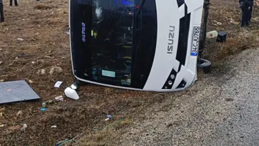 Turist midibüsü şarampole devrildi: Yaralılar var