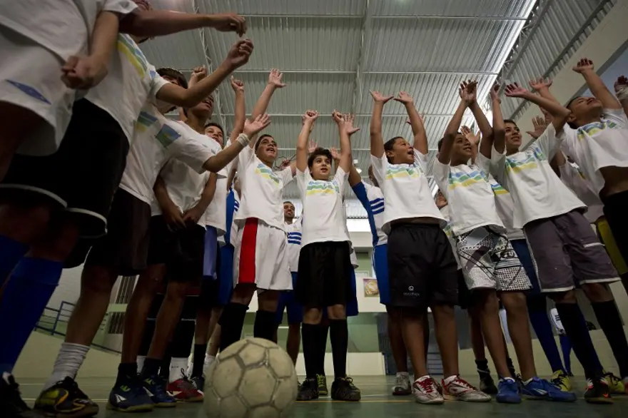 Efsane futbolcudan çocuklara destek 8