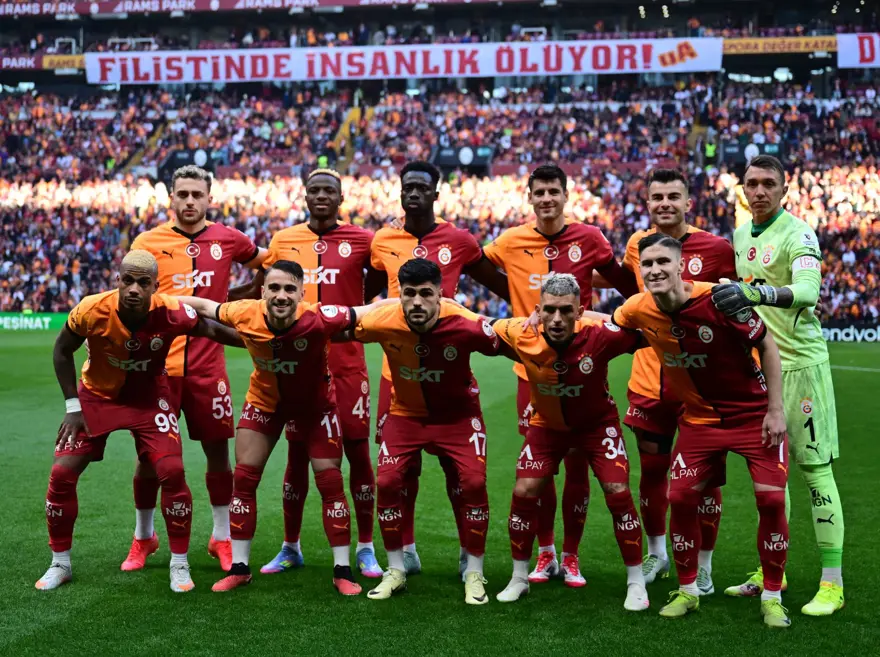 Galatasaray'da bir dönem sona eriyor: "Eşiyle görüştü, eşyalarını ülkesine yolladı" Galatasaray'da bir dönem sona eriyor: "Eşiyle görüştü, eşyalarını ülkesine yolladı"