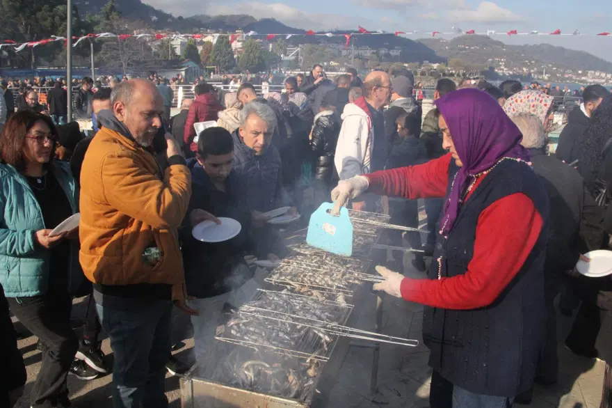 10 ton hamsi tüketildi: Binlerce vatandaş akın etti 10 ton hamsi tüketildi: Binlerce vatandaş akın etti