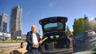 Trafikte yol tartışması: Beyzbol sopasıyla üstüne yürüdü