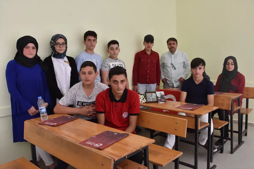 Şehit öğretmen Aybüke Yalçın ve Eren Bülbül'ün okulunda eğitim buruk başladı 11 Şehit öğretmen Aybüke Yalçın ve Eren Bülbül'ün okulunda eğitim buruk başladı 11