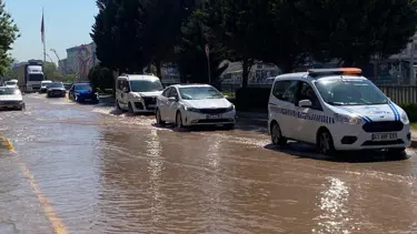 Kocaeli'de ana su hattı patladı: İlçe sular altında kaldı