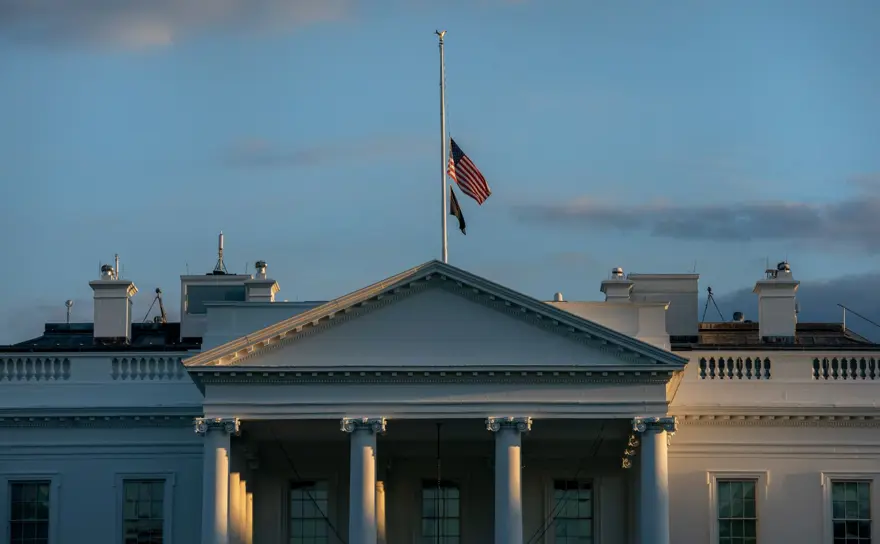 İngiltere'de yas: Halk Buckingham Sarayı'na akın etti 8