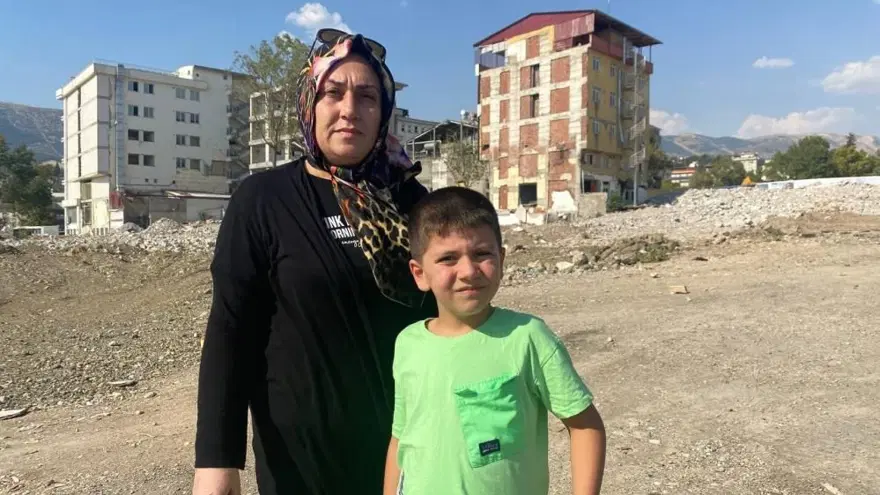Enkaz kaldırma çalışmaları bitti, şehrin en işlek noktasıartık bomboş 2 Enkaz kaldırma çalışmaları bitti, şehrin en işlek noktasıartık bomboş 2