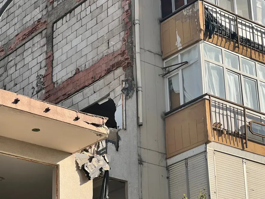 Kentsel dönüşümde yan binadaki dairenin duvarı yıkıldı 2