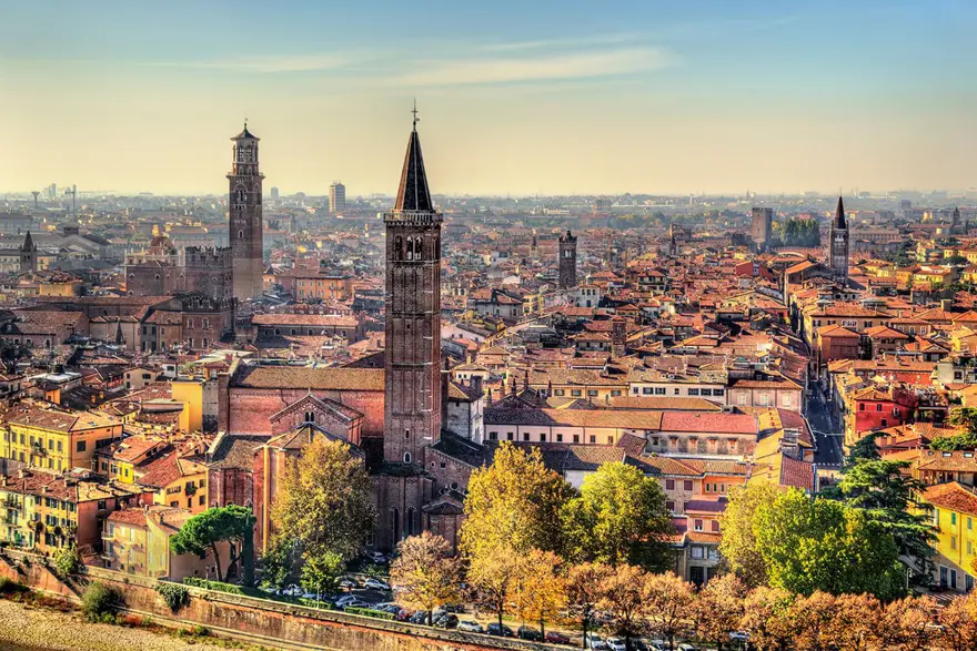 verona gezi rehberi, verona rehberi, verona gezilecek yerler, verona görülecek yerler, romeo ve juliet'in şehri, Adige Irmağı, Bra Meydanı, Casa di Giulietta, Castelvecchio, Erbe Meydanı, Via Mazzini 1