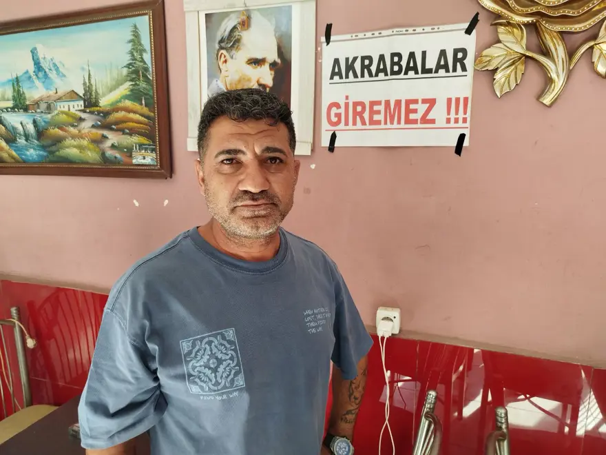 Bedavacı akrabalarından sıkıldı, duvara yazı yazdı: "Akrabalar giremez" pankartını gördüler yine geldiler Bedavacı akrabalarından sıkıldı, duvara yazı yazdı: "Akrabalar giremez" pankartını gördüler yine geldiler