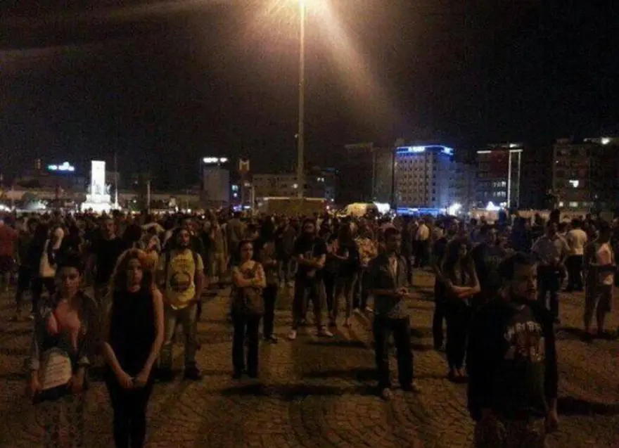 'Duran adam'lar sosyal medyada 11