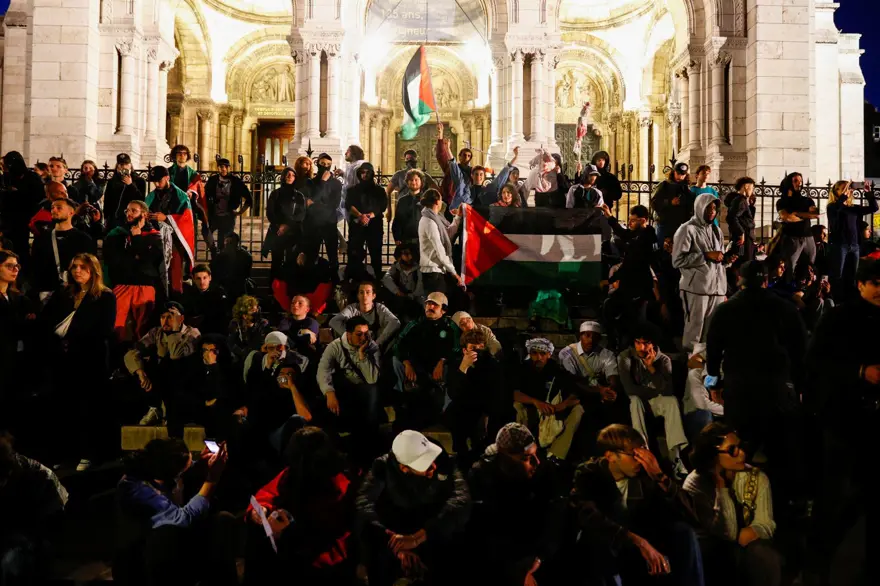 PARİS'TE KALABALIK EYLEM 1 PARİS'TE KALABALIK EYLEM 1