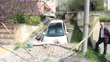 Çöken yol otomobili yuttu