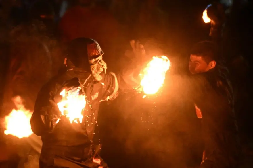 El Salvador'da sıra dışı festival: Birbirlerine ateş topu fırlattılar 8