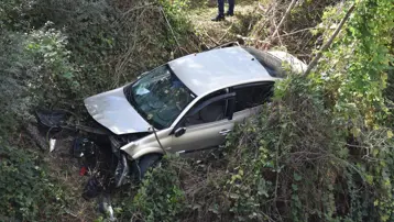 Tekerleği kopan araç dere yatağına uçtu