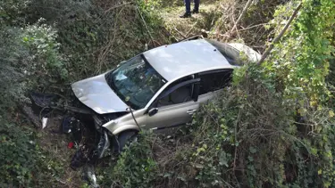 Tekerleği kopan araç dere yatağına uçtu