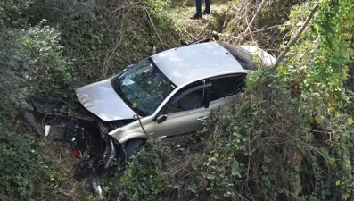 Tekerleği kopan araç dere yatağına uçtu