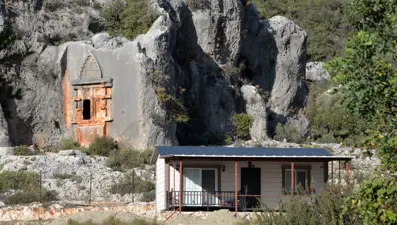 Binlerce yıllık tarihi eserin önüne ev yaptı