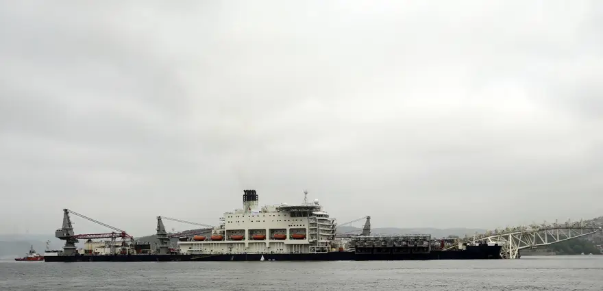 Pioneering Spirit, İstanbul Boğazı'ndan geçti 1