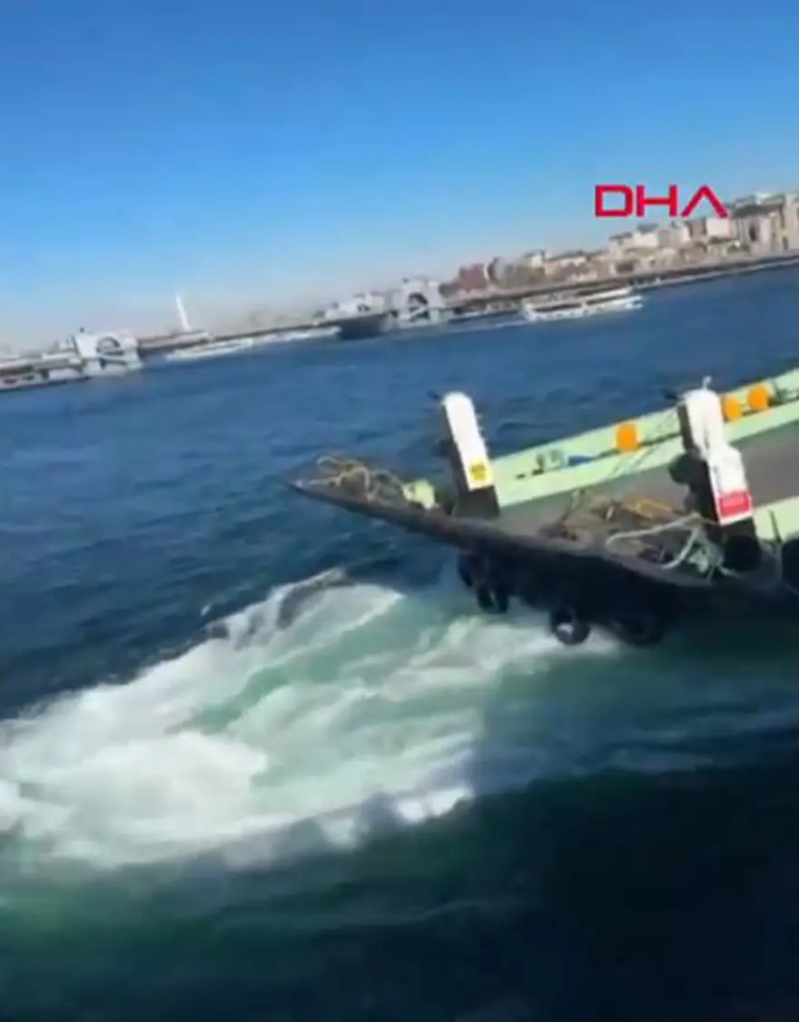 Sirkeci'de arabalı vapur iskeleye çarptı: Olay yerine ekipler sevk edildi 1 Sirkeci'de arabalı vapur iskeleye çarptı: Olay yerine ekipler sevk edildi 1