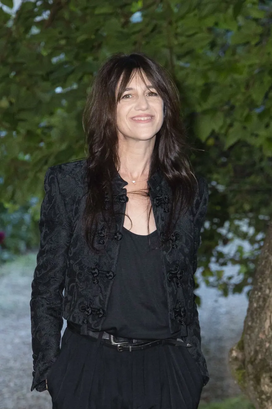 Dünyaca ünlü şarkıcı ve oyuncu Jane Birkin hayatını kaybetti 12