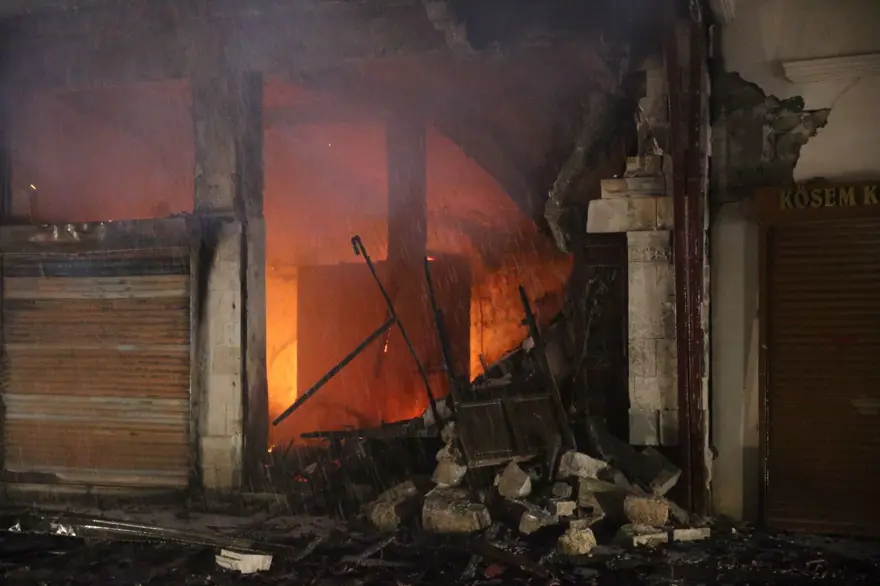 Hatay'da deprem hasarlı evde yangın 1 Hatay'da deprem hasarlı evde yangın 1