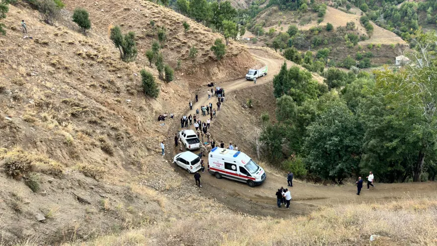 Önce şehitten sonra ailesinden acı haber: Cenaze için yola çıkan yakınları şarampole yuvarlandı 2 Önce şehitten sonra ailesinden acı haber: Cenaze için yola çıkan yakınları şarampole yuvarlandı 2