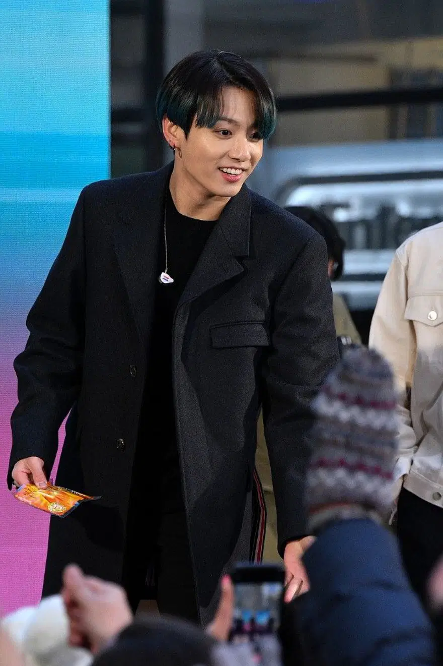 Jungkook'un dövmelerini örnek gösteren Güney Koreli parlamenter, BTS hayranlarını kızdırdı 4 Jungkook'un dövmelerini örnek gösteren Güney Koreli parlamenter, BTS hayranlarını kızdırdı 4
