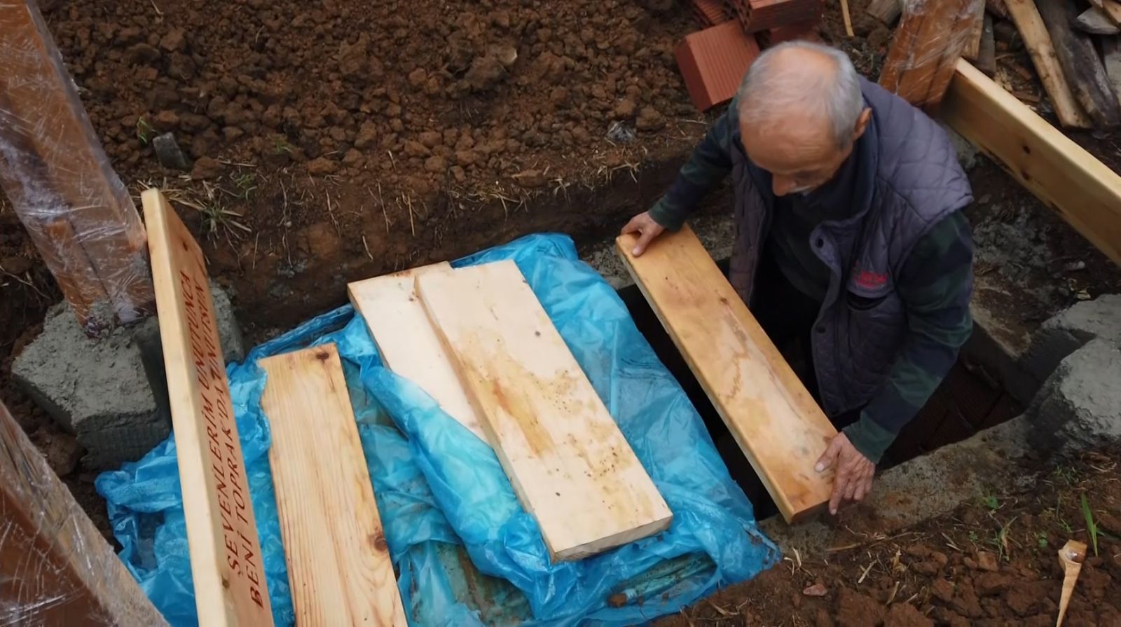 ''Mezarım ağaçtan olsun'' deyip kolları sıvadı