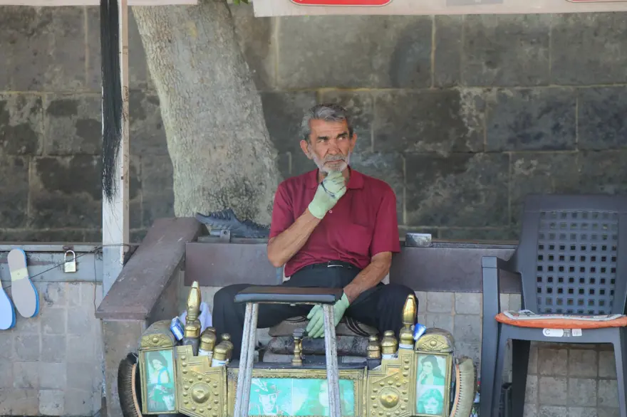 Üç kardeş, tarihi surların gölgesinde ayakkabı parlatıyor 
