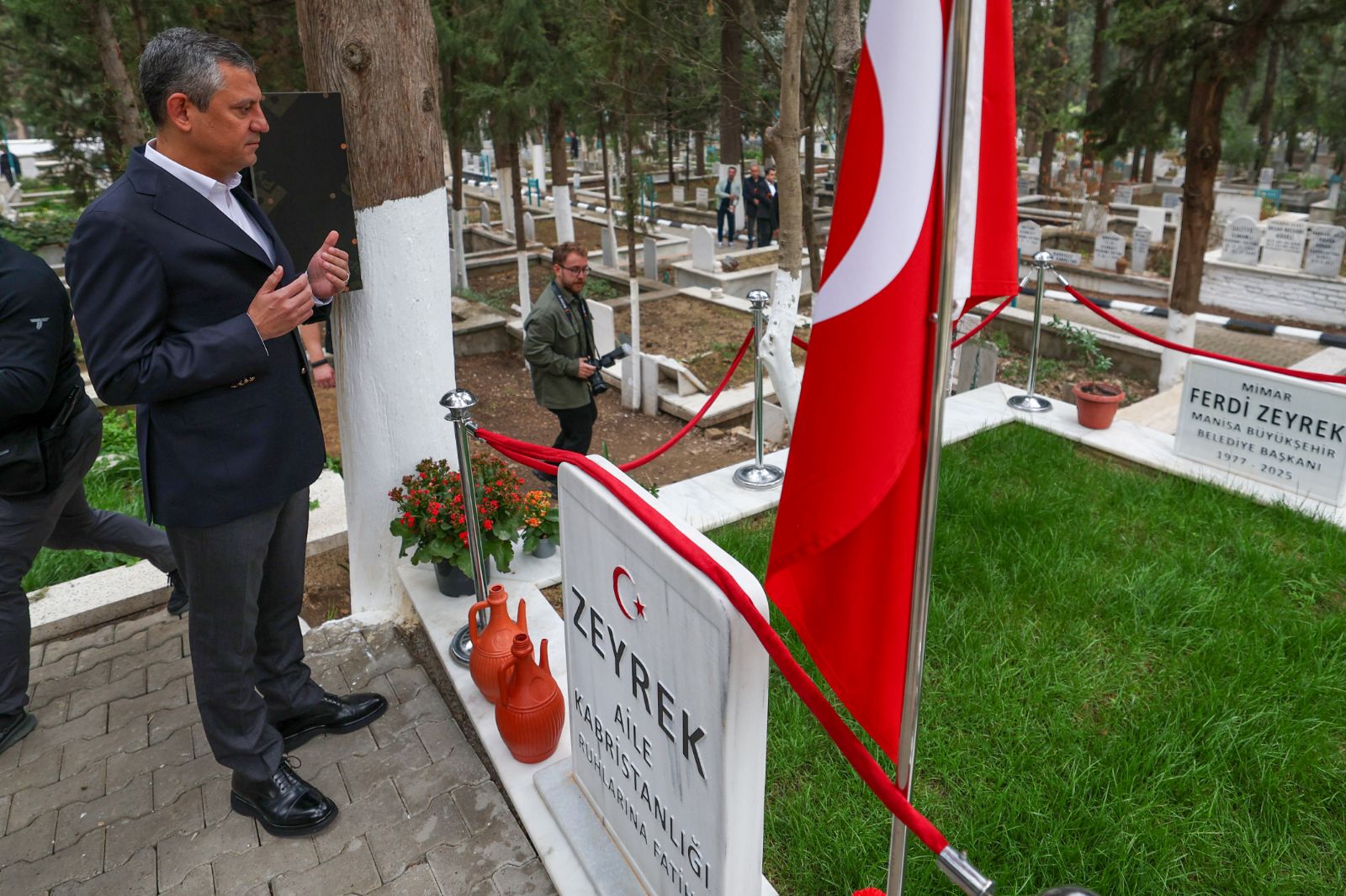 Özgür Özel'den Ferdi Zeyrek'in kabrine ziyaret