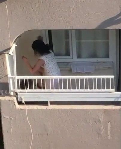 Evin balkonunda köpeğe eziyet