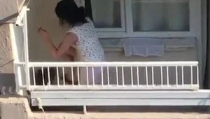 Evin balkonunda köpeğe eziyet Evin balkonunda köpeğe eziyet