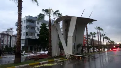Tonlarca ağırlıktaki çatının fırtınada uçtuğu anlar kamerada