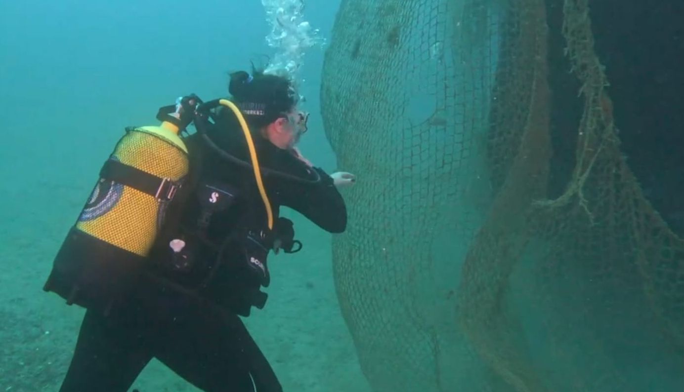 İzmir'de denizden 1,5 ton hayalet ağ çıkarıldı